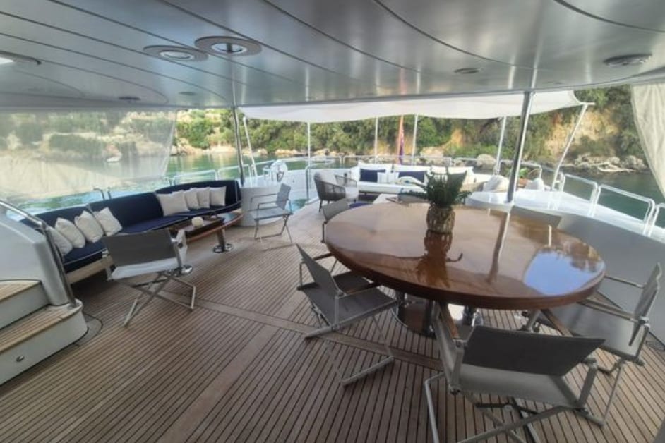 Alfresco dining on the bridge deck